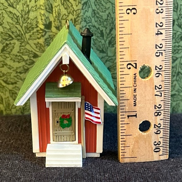 VTG Hallmark LITTLE RED SCHOOLHOUSE school play lighted Christmas Ornament 1985 - Picture 9 of 9